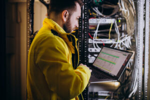 Technicien en intervention sur un serveur