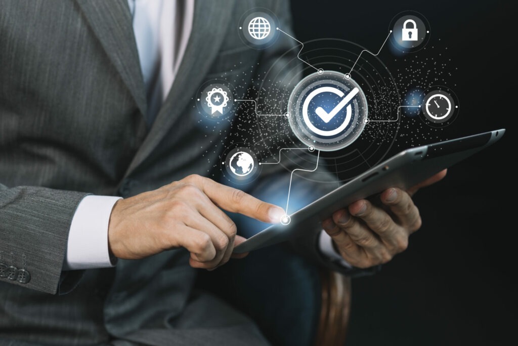 Un professionnel en costume utilisant une tablette, avec des icônes de cybersécurité et de conformité, illustrant l'audit de maturité du SI et la directive NIS