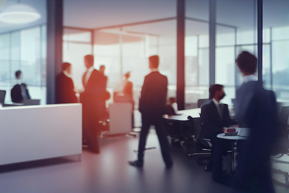 Employés dans un bureau moderne, illustrant la cybersécurité et la conformité aux réglementations européennes comme la directive NIS